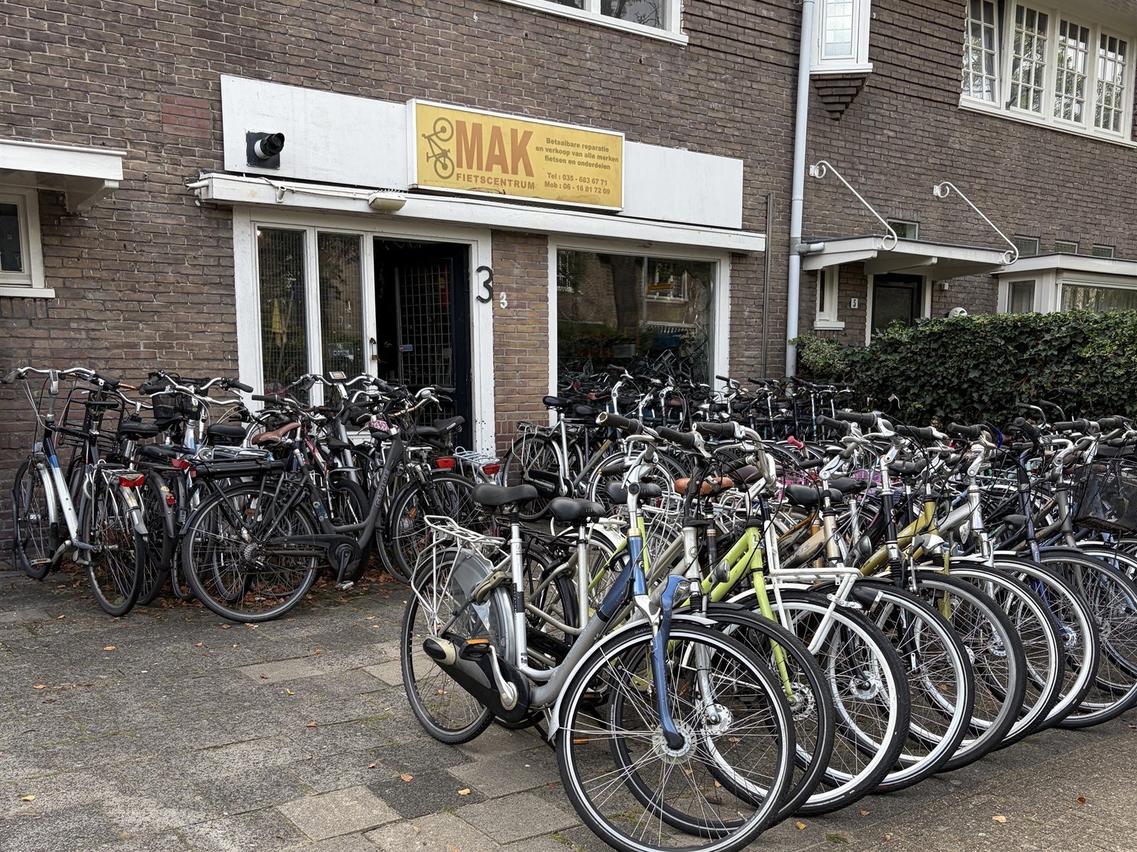 Rijen betaalbare fietsen voor Mak Fietscentrum in Hilversum