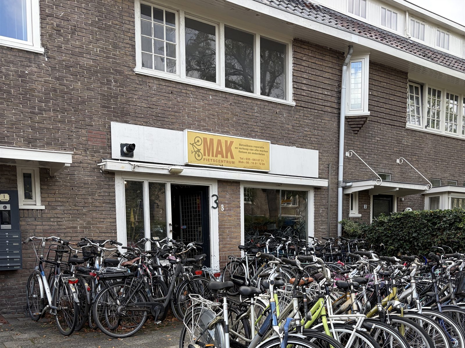 Mak Fietscentrum aan de Snelliuslaan in Hilversum met fietsen voor de winkel